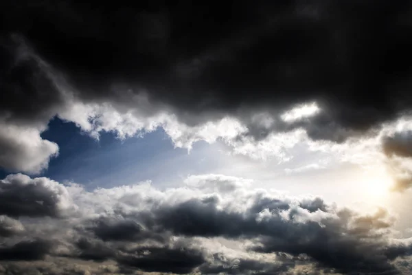 Wolkenlandschaft mit einem Licht — Stockfoto