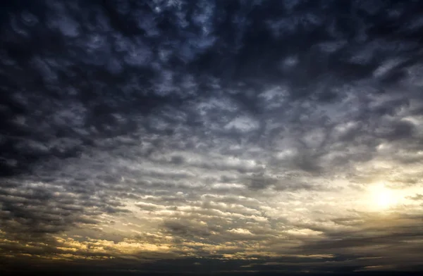 Cloudscape com uma luz solar — Fotografia de Stock