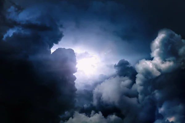 Cloudscape com uma luz — Fotografia de Stock