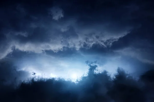 Cloudscape cu o lumină — Fotografie, imagine de stoc