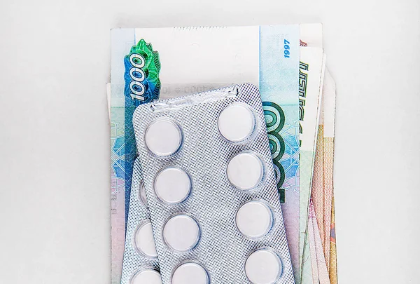 Pilules avec un argent — Photo
