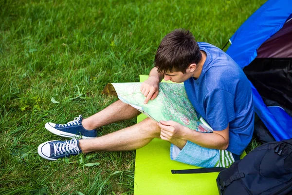 Junger Mann mit einer Landkarte — Stockfoto