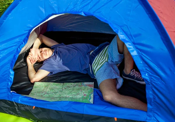 Jovem na tenda — Fotografia de Stock