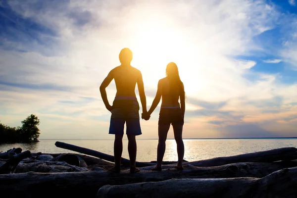 Pareja en la puesta del sol — Foto de Stock