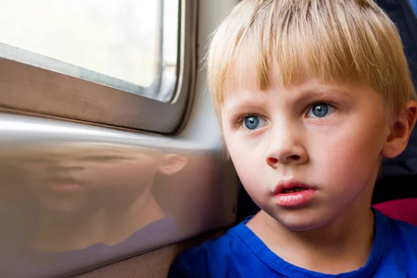 Criança no trem — Fotografia de Stock