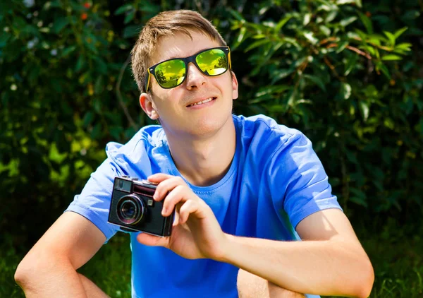 Молодой человек с камерой — стоковое фото