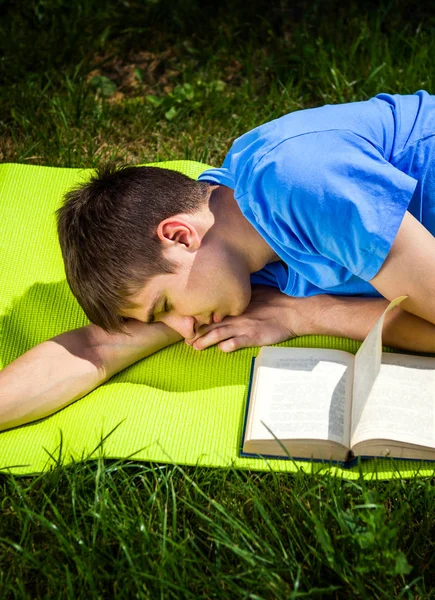 Giovane uomo dormire con un libro — Foto Stock