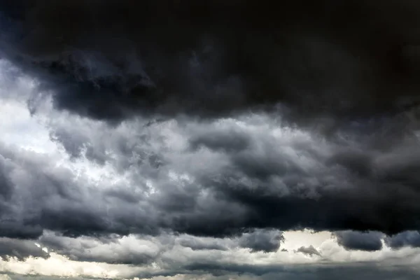 Фон драматических облаков — стоковое фото