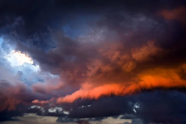 Nuvens dramáticas vermelhas Fundo — Fotografia de Stock