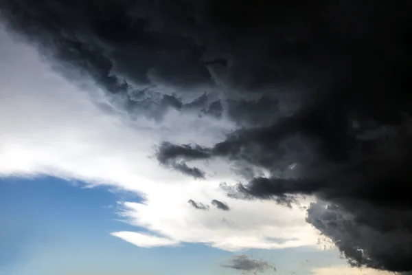 Nuages et ciel bleu — Photo