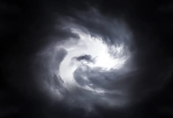 Tourbillon brouillé dans les nuages — Photo