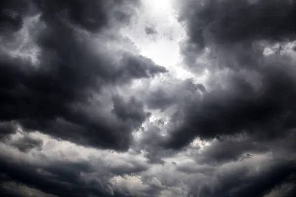 Фон драматических облаков — стоковое фото