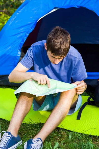 Joven con un mapa — Foto de Stock