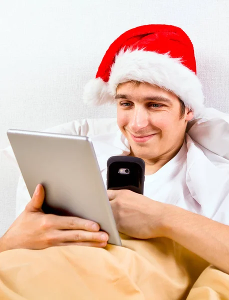 Homem jovem no chapéu de Santa — Fotografia de Stock