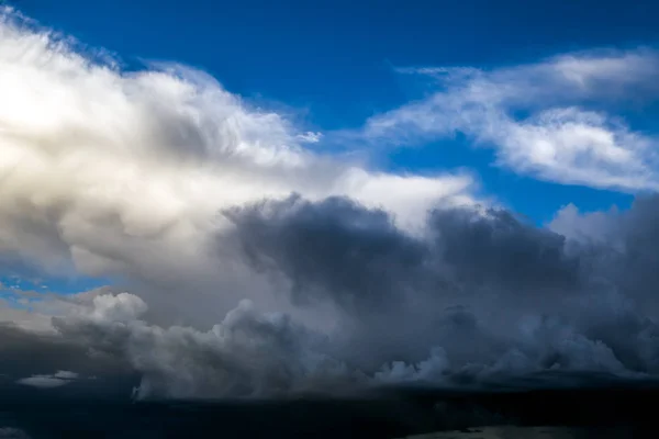乌云和蓝天 — 图库照片