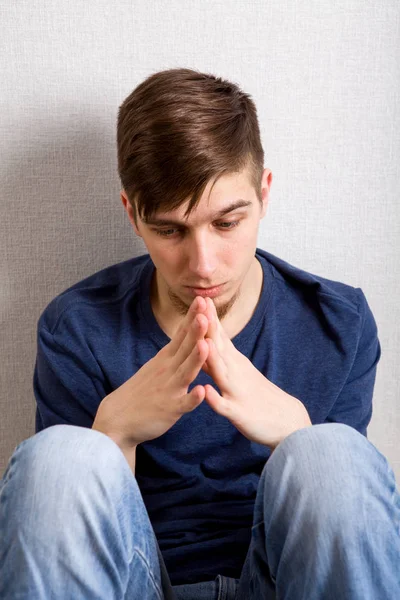 Nadenkend jonge man — Stockfoto