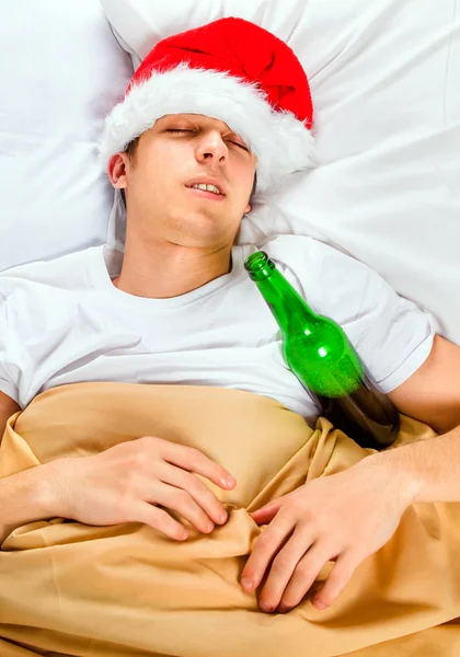 Человек спит в Санта-Клаусе — стоковое фото