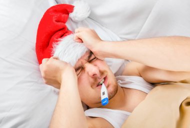 Noel Şapkalı Hasta Genç Adam