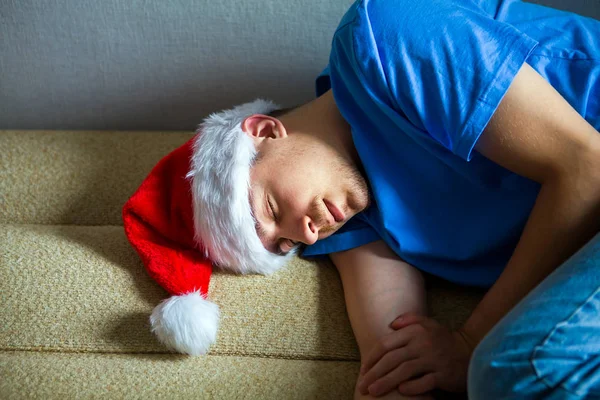 Uomo a Santa Hat dormire — Foto Stock