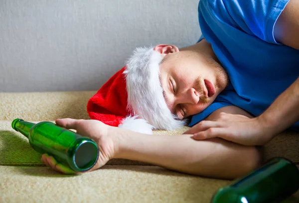 Mann mit Weihnachtsmütze schläft — Stockfoto