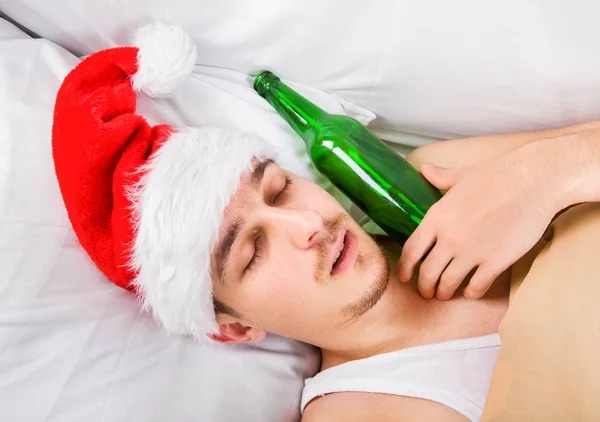 Noel Baba şapkası uyuyan adam — Stok fotoğraf