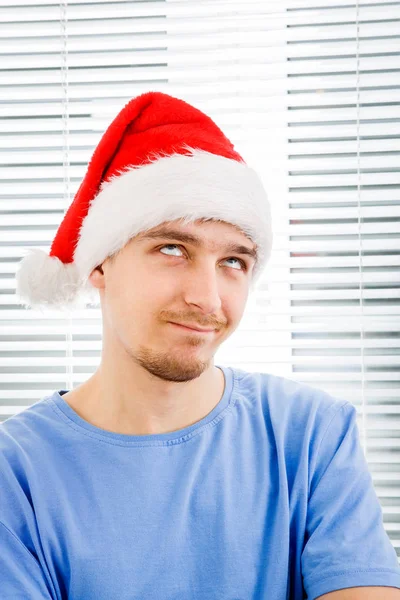 Mladý muž v santa hat — Stock fotografie