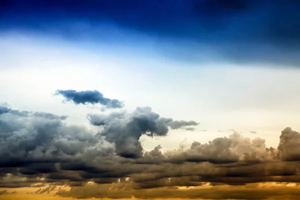 Nuvens e céu azul — Fotografia de Stock