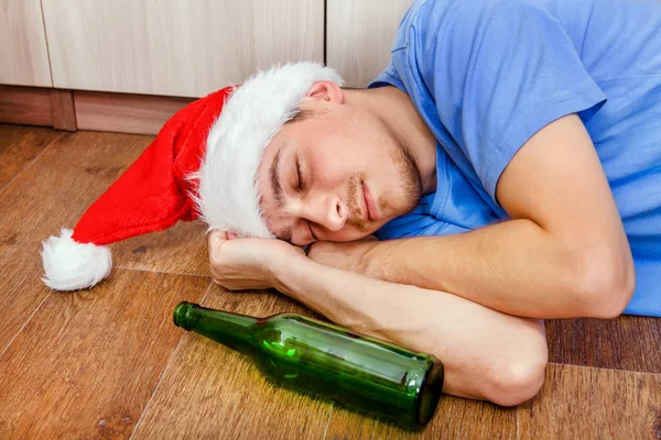 Человек в Санта-Шляпе спит — стоковое фото