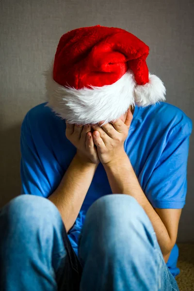 Грустный человек в Санта-Клаусе — стоковое фото