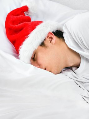 Noel Baba şapkası uykusunda genç adam