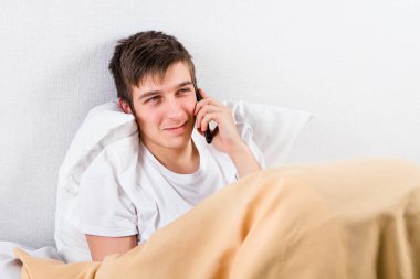 Telefonu olan genç bir adam.