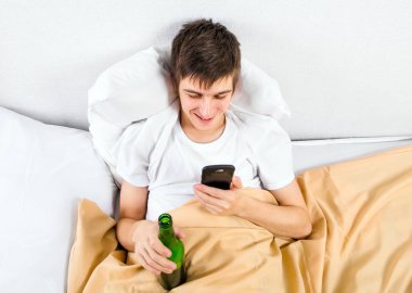 Telefonu olan genç bir adam.