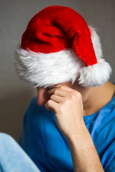 Smutne, młody człowiek w Santa Hat — Zdjęcie stockowe