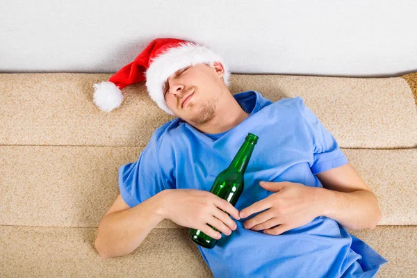 Hombre joven dormir en Santa Sombrero — Foto de Stock