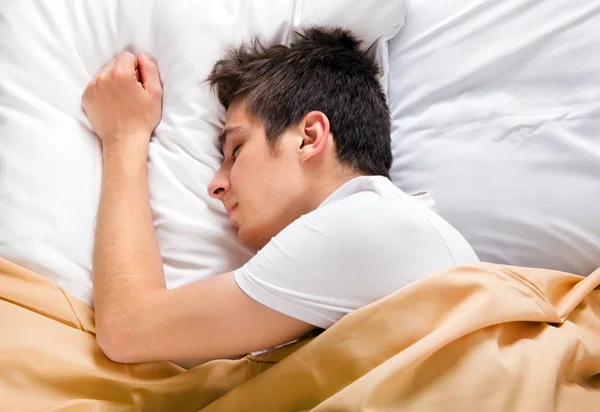 Joven durmiendo. — Foto de Stock