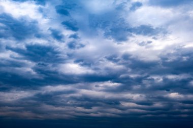 Karanlık ve dramatik fırtına bulutları arka plan