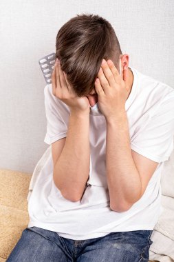 Haplı Genç Adam Evde Duvarın Yan Etkisini Hissediyor