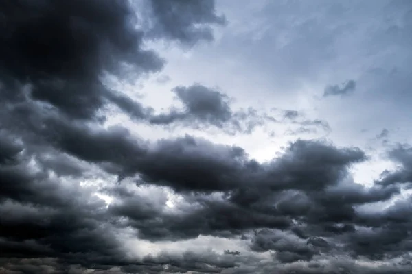 暗く劇的な嵐の雲の領域の背景 — ストック写真