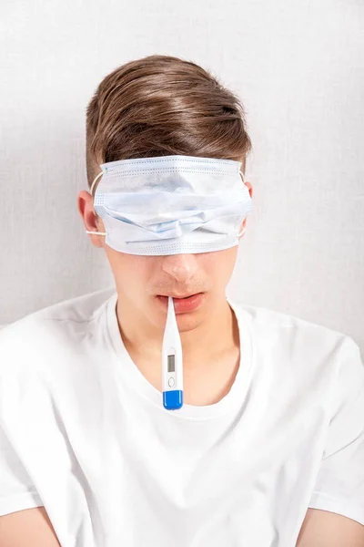 Jovem Com Uma Máscara Gripe Nos Olhos Segure Termômetro Pela — Fotografia de Stock