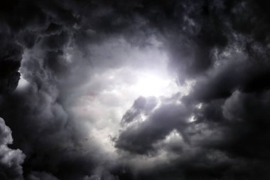 Karanlık ve dramatik fırtına bulutları arka plan