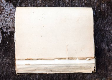 Tahta arkaplandaki boş kapaklı eski kitap.