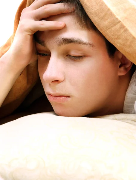 Triste Jovem Homem Sob Cobertor Cama Closeup — Fotografia de Stock