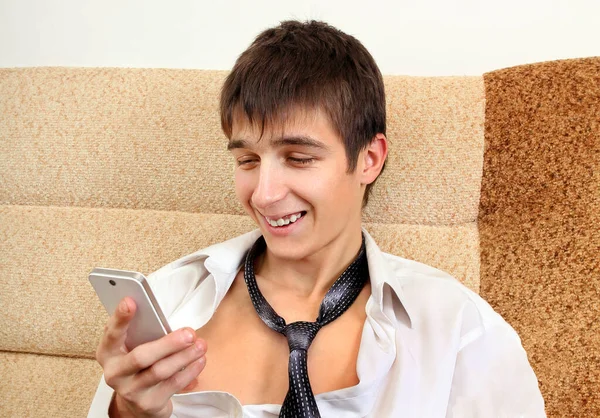 Jovem Alegre Com Telefone Sofá Casa — Fotografia de Stock