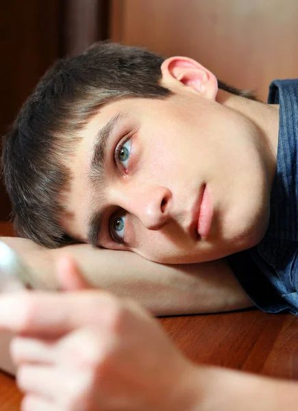 Pensive Young Man Відпочинок Столі Вдома Крупним Планом — стокове фото