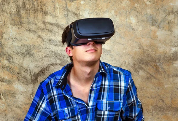 Hombre Gafas Realidad Virtual Por Vieja Pared — Foto de Stock