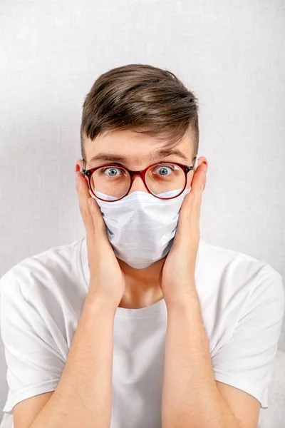 Joven Sorprendido Una Máscara Gripe Por Primer Plano Pared Blanca —  Fotos de Stock