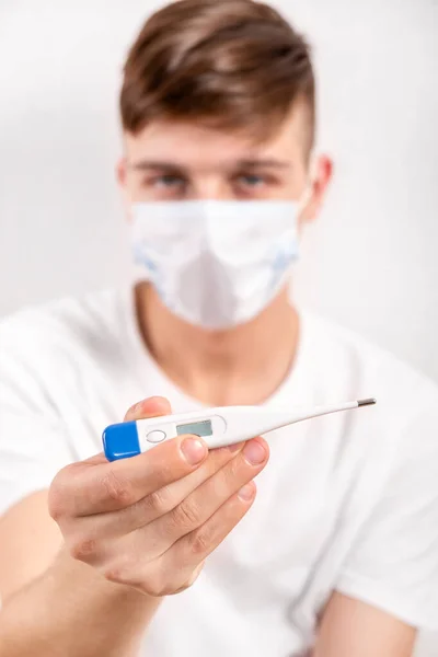 Young Man Flu Mask Show Thermometer Wall Room — Stock Photo, Image