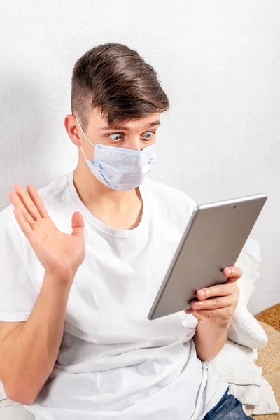Überraschter Junger Mann Mit Grippemaske Und Tablet Der Wand Zimmer — Stockfoto