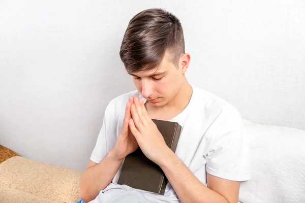 Молодой Человек Молится Книгой Белой Стены Комнате — стоковое фото
