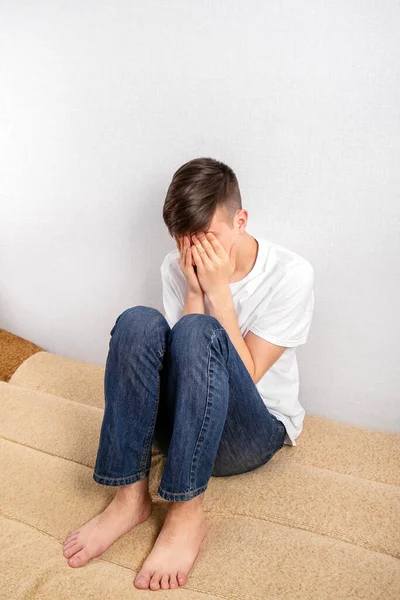 Trauriger Junger Mann Auf Der Couch Zimmer — Stockfoto